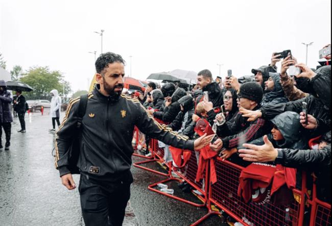 Amorim duoc khen vi nan lai giao luu voi nguoi ham mo duoi thoi tiet mua 